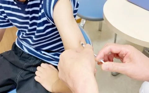 風しんと麻しんのワクチンを打つ様子